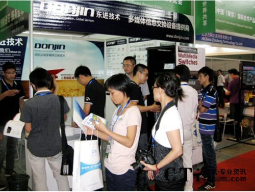 東進展臺前人頭攢動