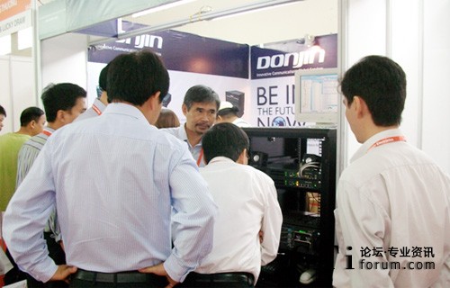 東進(jìn)技術(shù)展臺現(xiàn)場觀眾交流