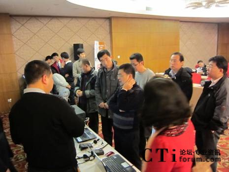 參會(huì)者現(xiàn)場(chǎng)觀看演示環(huán)境