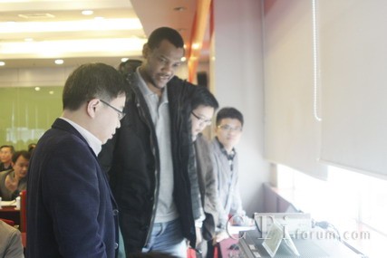 技術(shù)人員現(xiàn)場(chǎng)演示NC5200D一體化融合通信系統(tǒng)